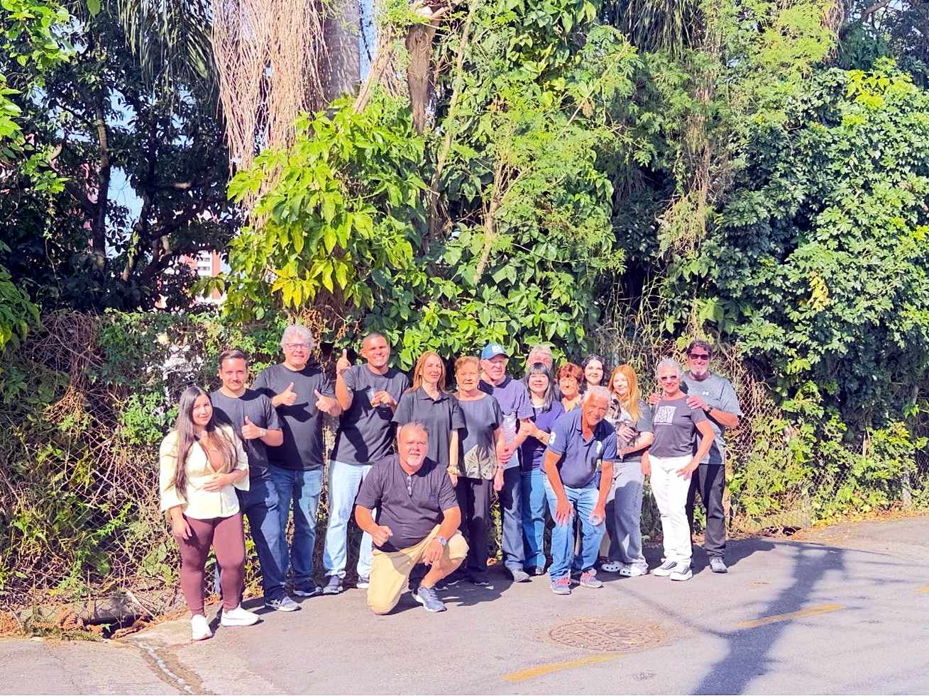 A equipe da FMC reunida ao ar livre